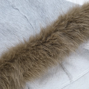 Détail de maille grise, col en fourrure synthétique marron et doublure en laine blanche