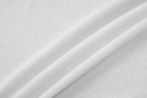 Gros plan du tissu en maille côtelée blanche avec motif de rayures verticales