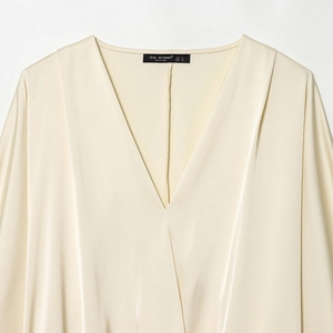 Chemisier élégant en satin champagne pour femme avec col en V et texture soyeuse