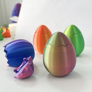 Nahaufnahme von bunten 3D-gedruckten Dracheneiern mit Regenbogen-Metallic-Finish und Details