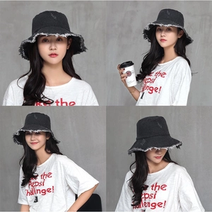 Détails du bob en jean noir délavé avec bords effilochés et finitions déchirées