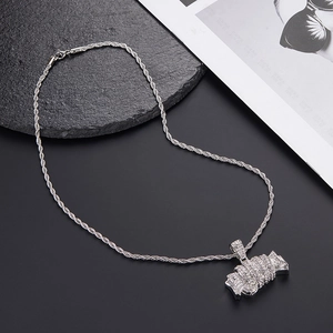 Détail macro du pendentif rouleau d'argent glacé avec diamants et chaîne corde