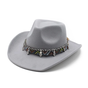 Détail du chapeau de cowboy gris avec ruban ethnique et breloques de feuilles argentées
