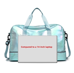Kapazitätsdetail der minzgrünen Sporttasche im Vergleich zu einem 14-Zoll-Laptop