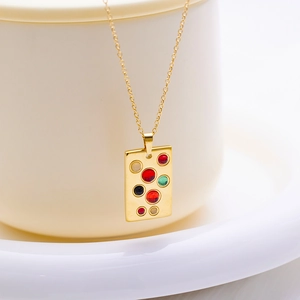 Collar retro dorado con colgante rectangular engastado con piedras de colores