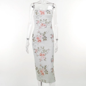 Detail des rosa Rosenmusters auf weißem Kleid mit zarter Spitze am Halsausschnitt