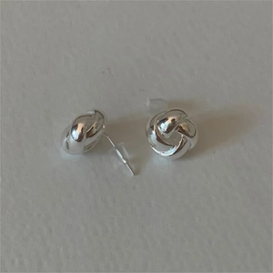 Orecchini a perno a nodo d'amore in argento sterling 925 con finitura lucida e chiusure sicure