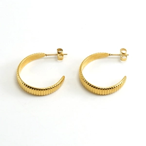 Minimalist 18k gold plated stainless steel C-shaped hoop earrings with textured stripes