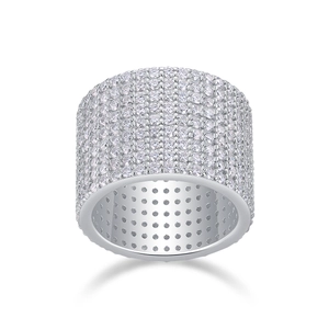 Makroaufnahme der breiten Iced Out Ringschiene mit mehrreihigem Pavé aus Zirkonia