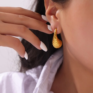 Boucles d'oreilles vintage goutte d'eau avec texture martelée dorée pour un look élégant