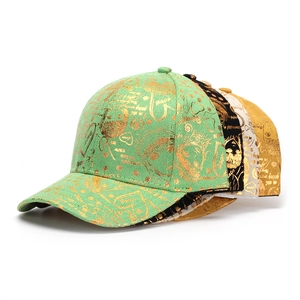 Détails de casquettes de baseball avec motifs graffiti dorés et visières incurvées