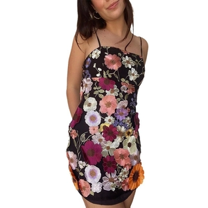 Elegantes schwarzes Minikleid mit lebhaften 3D-Blumenstickereien und Mesh