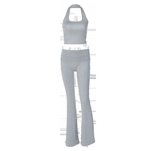 Dettaglio del set due pezzi grigio melange con top a lupetto e pantaloni svasati slim