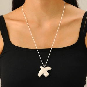 Collier avec pendentif colombe blanche artistique sur fine chaîne de cordelette