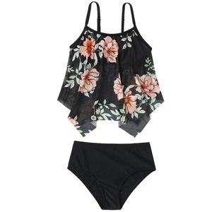 Dettaglio dell'insieme tankini da bambina con motivo floreale e slip neri da bagno