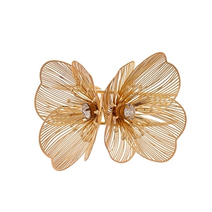 Bracelet papillon doré ouvert avec accents de strass et design en métal ajouré