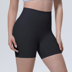 Gros plan du short de yoga noir sans couture à taille haute montrant le tissu élastique