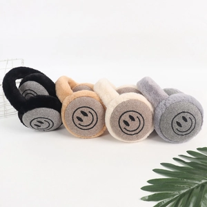 Dettaglio di paraorecchie in peluche in quattro colori con ricamo a faccina sorridente