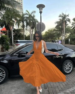Detailansicht eines orangefarbenen Neckholder-Maxikleides mit tiefem V-Ausschnitt