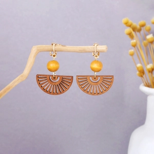 Vue détaillée de boucles d'oreilles en bois en forme d'éventail avec perles brunes