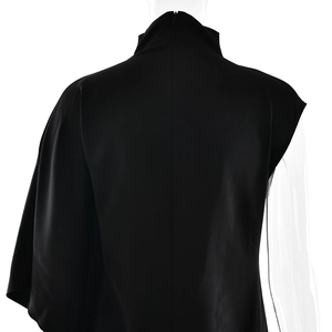 Détail du col montant et de la fermeture éclair invisible d'une robe noire