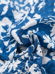 Top con scollo a V ricamato blu e bianco con dettagli traforati e maniche lunghe