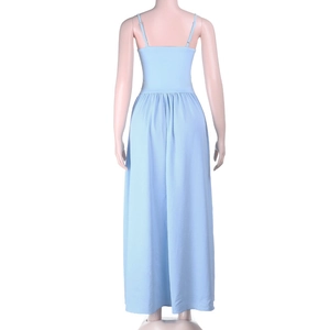 Détail de la robe longue bustier bleu clair avec taille élastique sur mannequin blanc