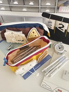 Großes Federmäppchen aus Segeltuch mit Plüsch-Pizza-Muster und Teddybär-Detailansicht