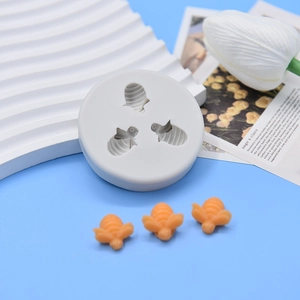 Round silicone mold featuring three 3D bee shapes for fondant, chocolate and cake decoration