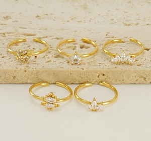 Détails d'un lot de 5 bagues dorées ajustables avec motifs étoiles et couronnes en zircon