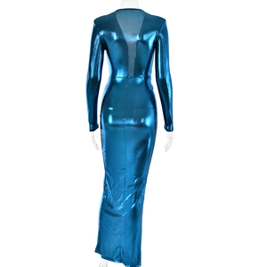 Détail de robe bleue métallisée avec panneau arrière en maille transparente