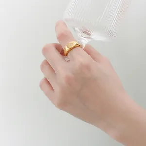 Bague en titane plaqué or 18 carats avec gravure d'étoile et zircon incrusté chic