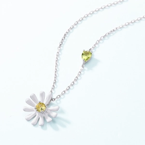 Minimalist S925 sterling silver daisy necklace with green gemstone drop and yellow center