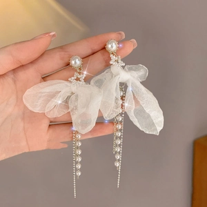 Boucles d'oreilles élégantes avec nœud en maille blanche et longues perles pendantes
