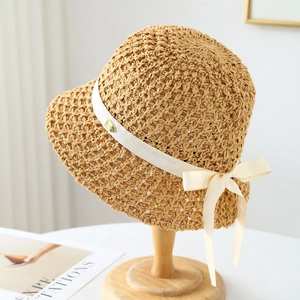 Chapeau de paille crocheté pour femme avec ruban beige et logo en métal doré