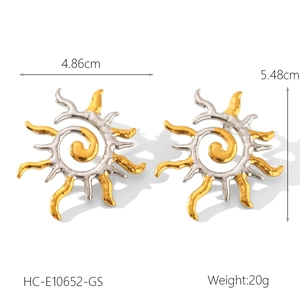 Détail de boucles d'oreilles soleil bicolores en or 18 carats et argent avec spirale