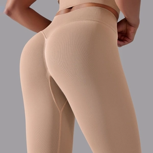 Nahaufnahme der nahtlosen High-Waist-Yogahose mit Rippenstruktur und Peach-Lift-Effekt