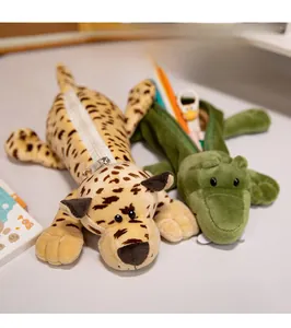 Dettaglio di astucci in peluche animali con trame leopardate e coccodrillo verde