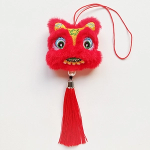 Détail du pendentif de danse du lion en peluche rouge avec broderie fine et glands