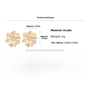 Détail macro d'une boucle d'oreille fleur en acrylique crème de 2,5cm et 6g