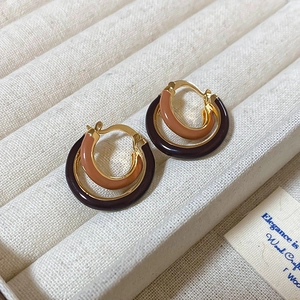 Vue détaillée de boucles d'oreilles vintage en résine léopard avec base en métal doré