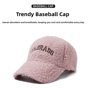 Détail de la casquette de baseball rose en sherpa avec broderie Colorado marron