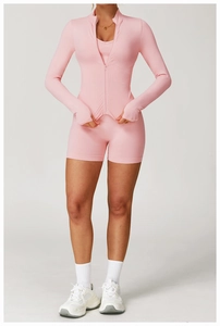 Vue détaillée de l'ensemble de yoga rose avec veste zippée ajustée et short de sport