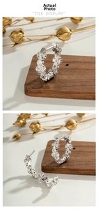 Vue détaillée de créoles en argent avec croix florales et pierres de zircon rose