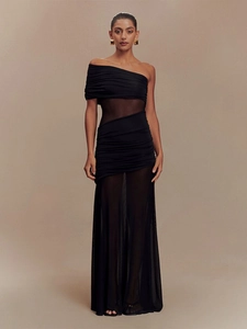 Détail d'une robe noire à une épaule en maille avec tissu froncé et éléments transparents