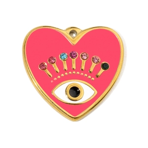 Vue macro d'un pendentif cœur en émail rose avec œil protecteur et strass multicolores