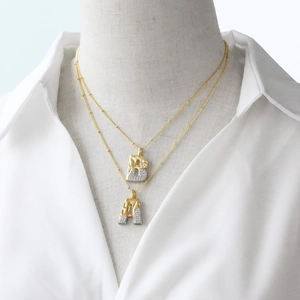 Collier double couche bicolore doré avec pendentifs lettres A et B et cristaux brillants