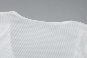 Détail de l'encolure en V de ce t-shirt blanc à manches longues en maille côtelée