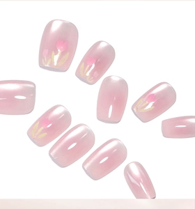 Détails des faux ongles rose nacré avec motifs tulipes peints à la main et feuilles vertes
