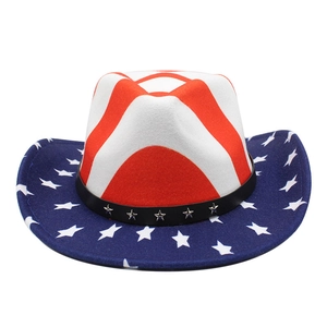 Détail du chapeau de cowboy avec motif drapeau USA et ruban en cuir à clous étoiles